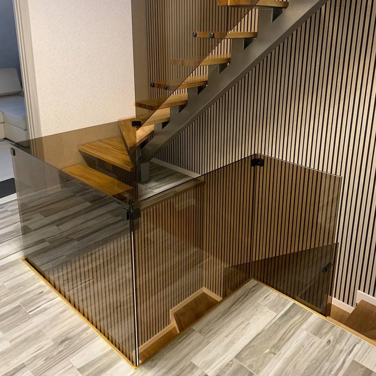 Loft Burgos — прозоре скляне огородження на чорних стійках 250 мм з конекторами та подвійними поручнями