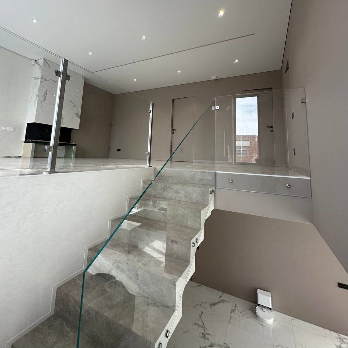 Girona — скляне огородження зі скла діамант з точковим кріпленням та стійками з нержавійки