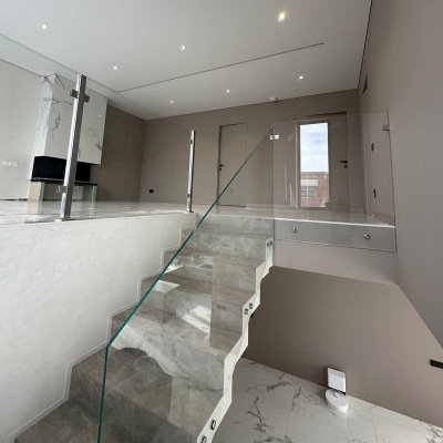 Girona — скляне огородження зі скла діамант з точковим кріпленням та стійками з нержавійки