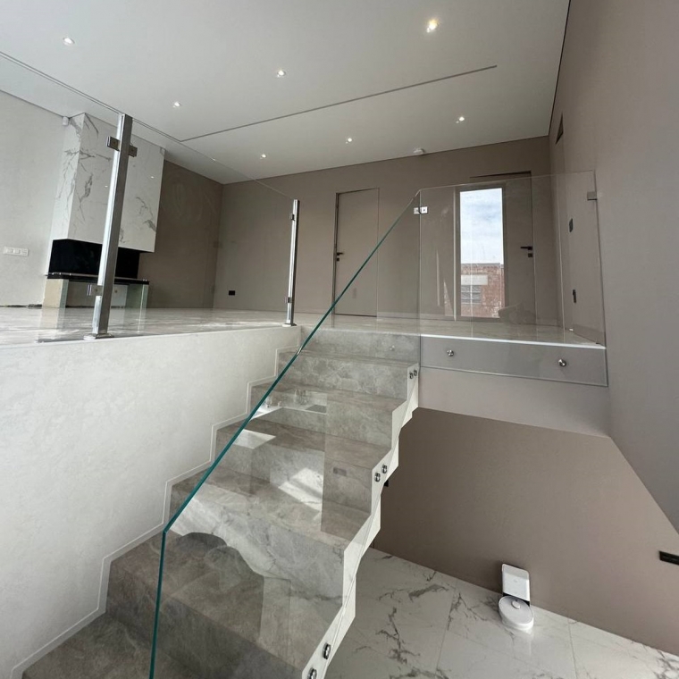 Girona — скляне огородження зі скла діамант з точковим кріпленням та стійками з нержавійки