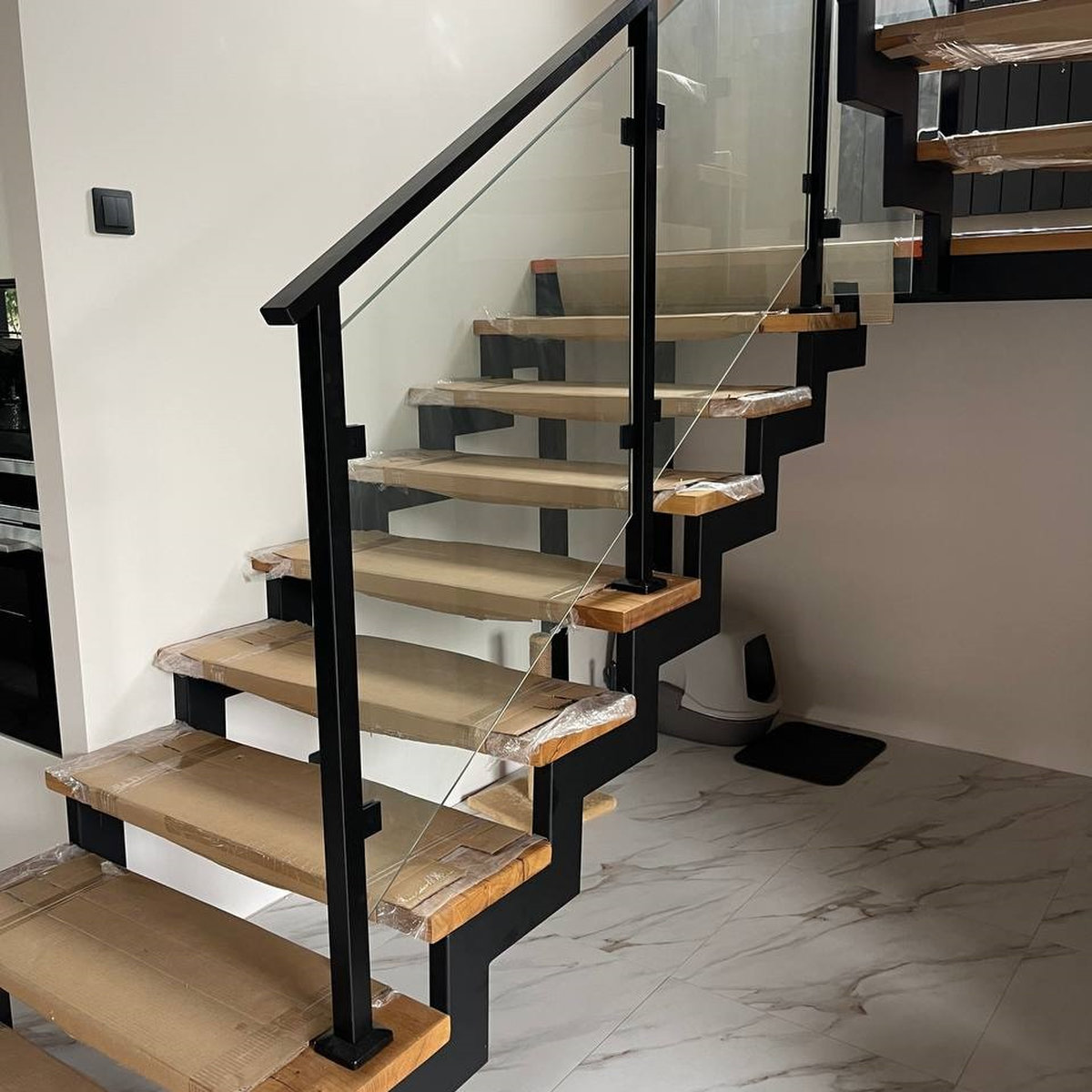 Loft Cádiz — прозоре скляне огородження зі стійками та поручнем з металу з порошковим фарбуванням