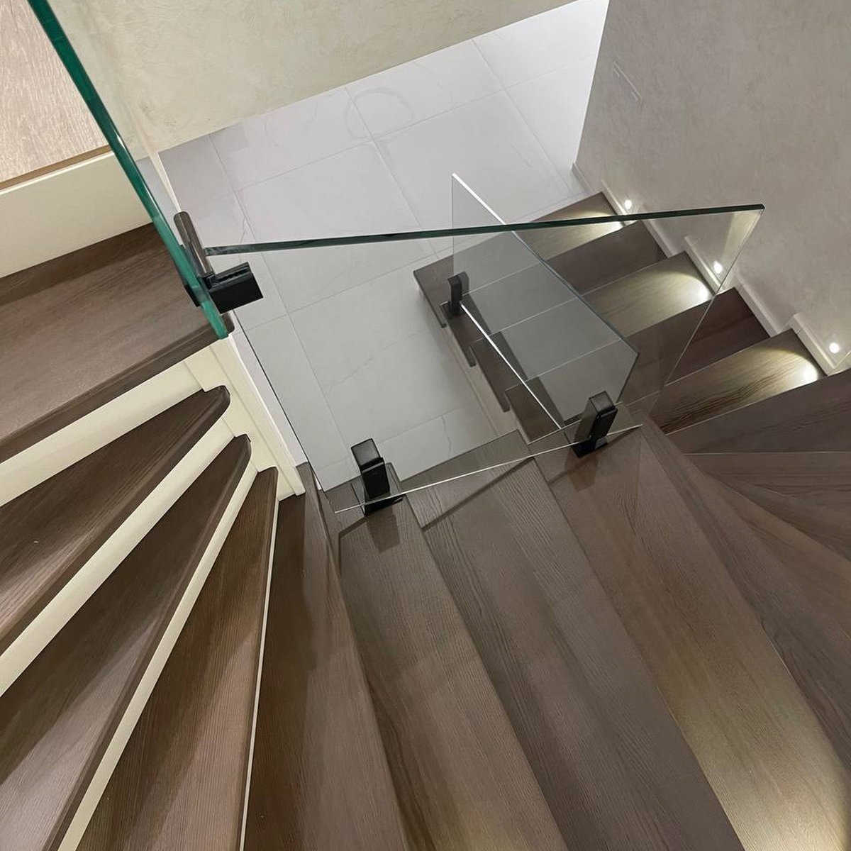 Loft Córdoba — прозоре скляне огородження на стійках з конекторами для сходів та верхнього майданчика