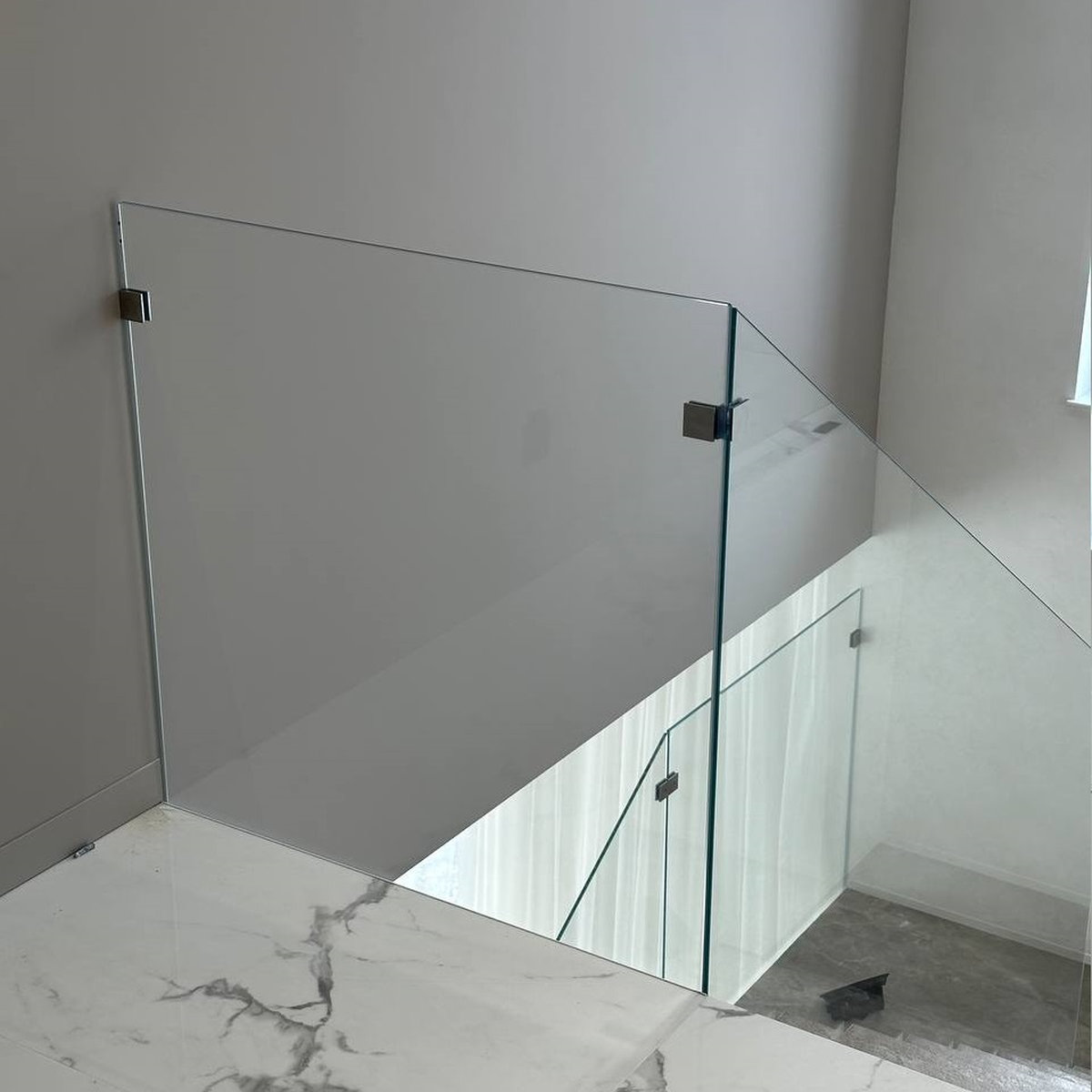 Girona — скляне огородження зі скла діамант з точковим кріпленням та стійками з нержавійки