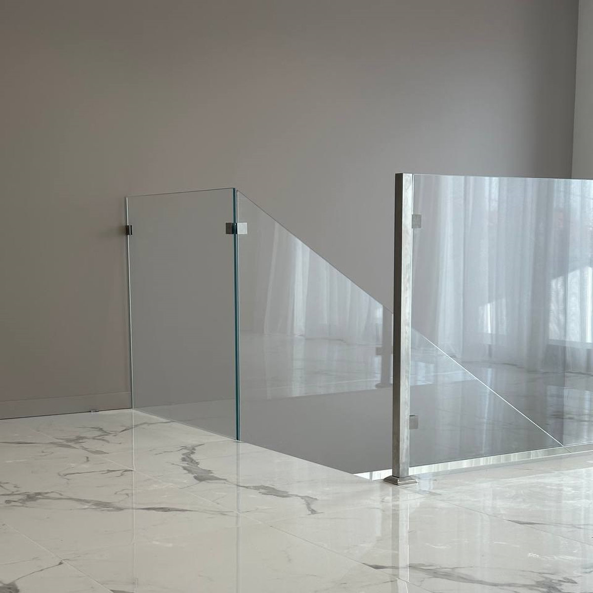 Girona — скляне огородження зі скла діамант з точковим кріпленням та стійками з нержавійки