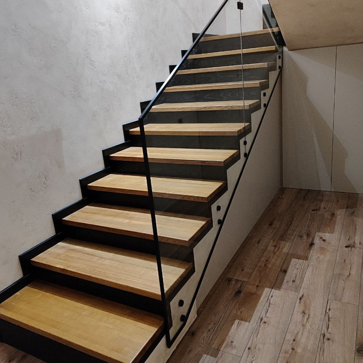 Loft Málaga — прозоре скляне огородження сходів із чорної нержавіючої фурнітури та поручнем на склі