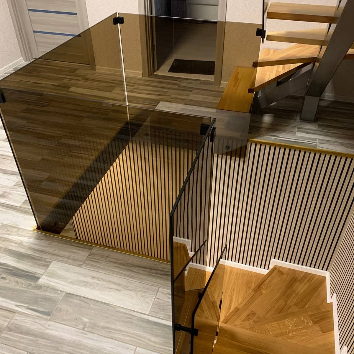 Loft Burgos — прозоре скляне огородження на чорних стійках 250 мм з конекторами та подвійними поручнями