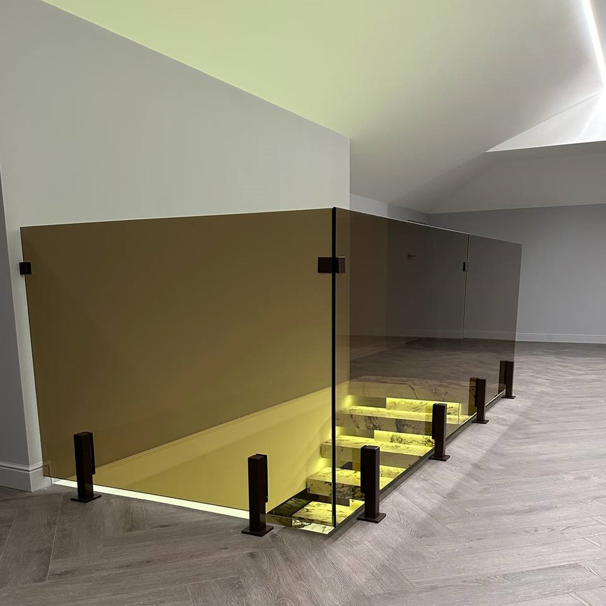 Loft Pamplona — скляне огородження сходів з бронзового скла