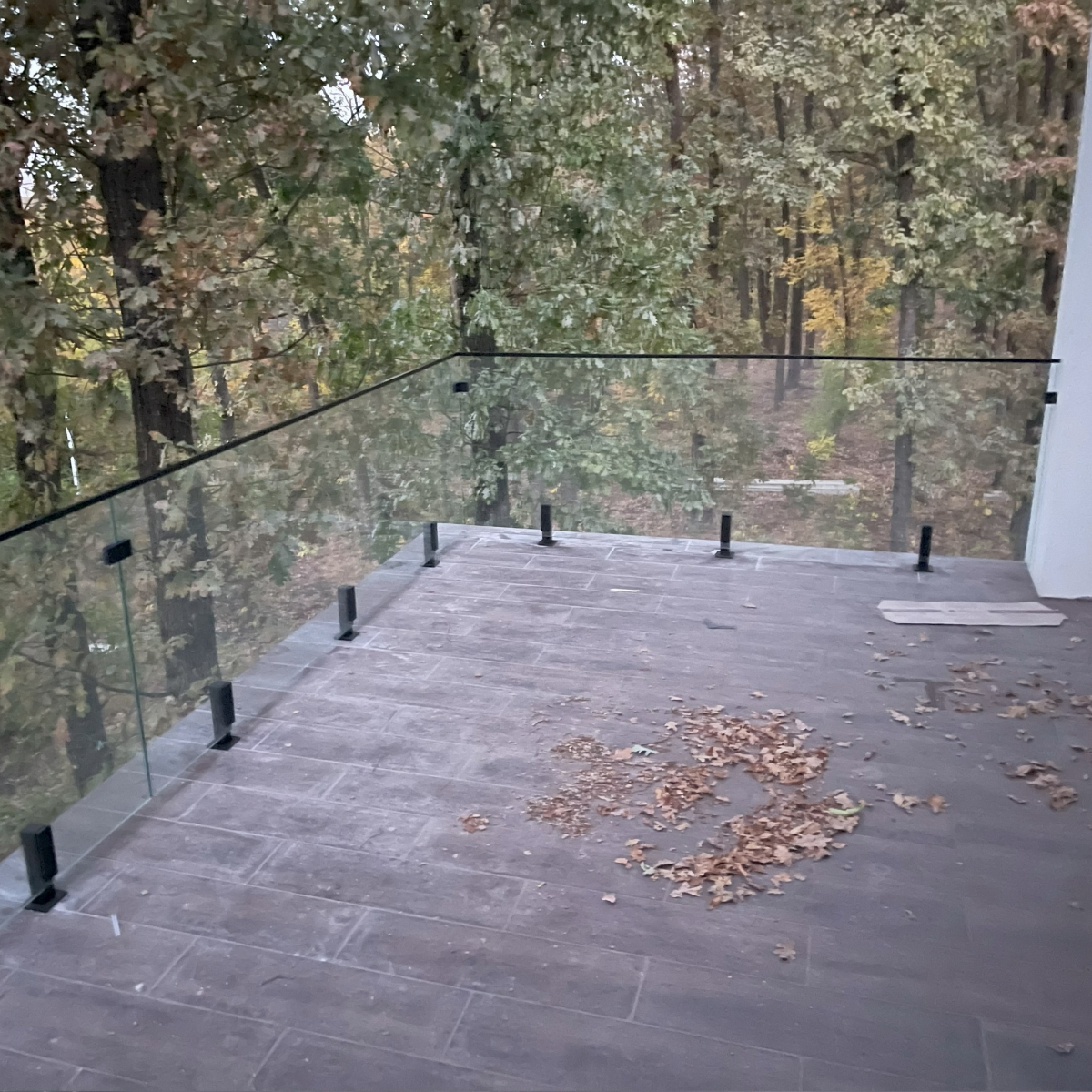 Ribadesella — Скляне огородження балкона, прозоре скло, чорна фурнітура