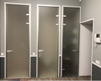 Стеклянные двери межкомнатные