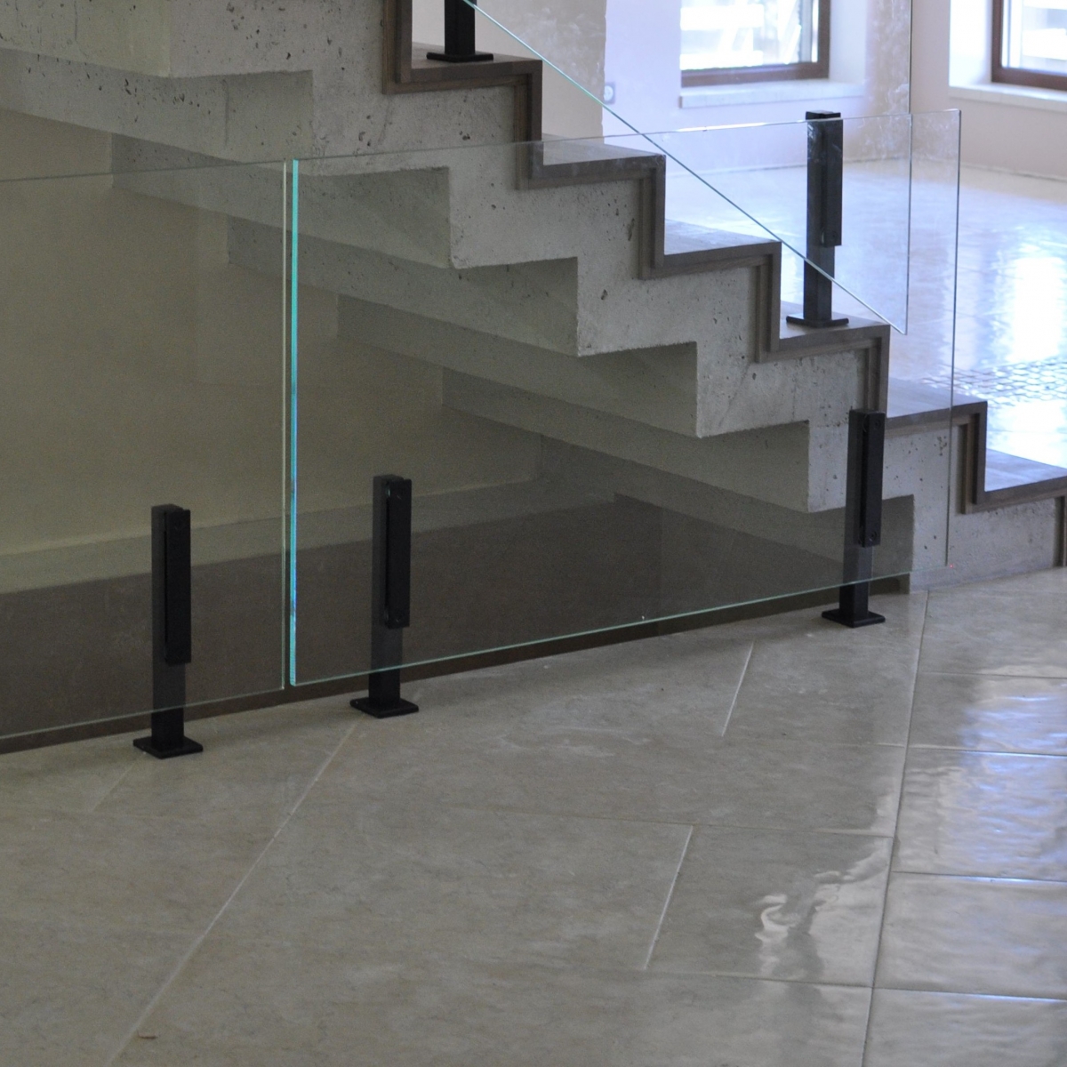 Стійки для скла різних форм і розмірів.