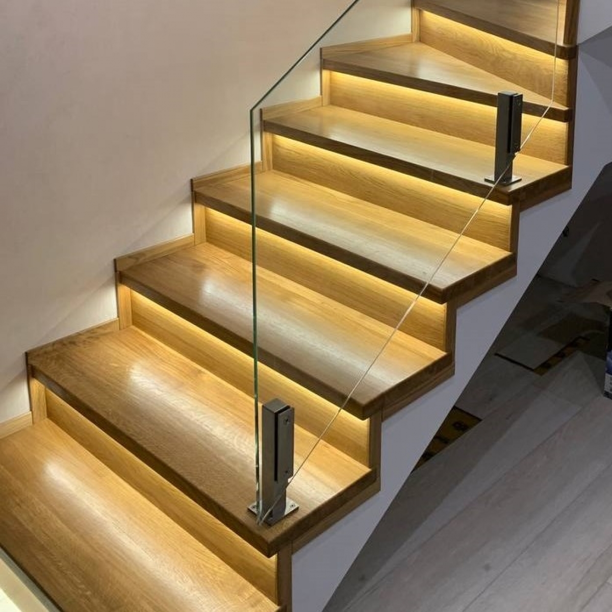 Стійки для скла різних форм і розмірів.