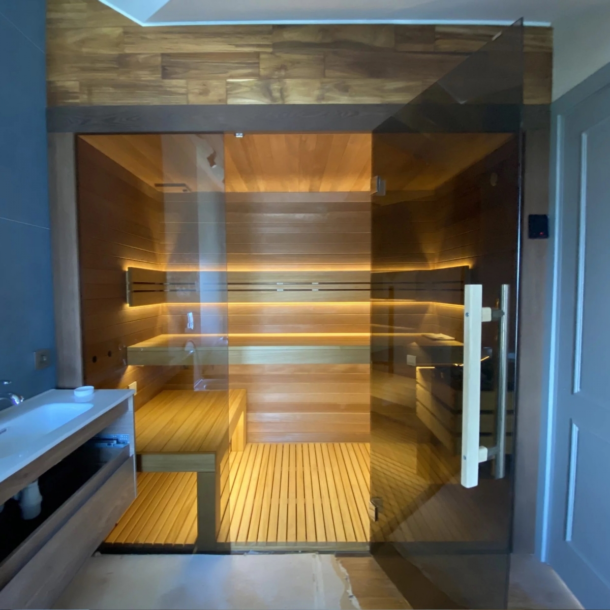 Osuna — скляні стіни в сауні