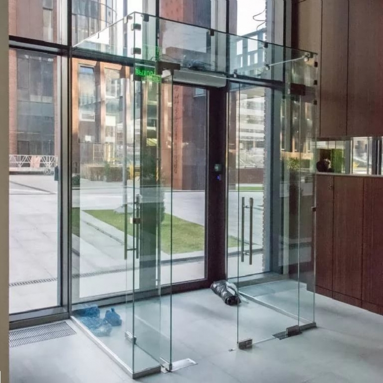 Antequera — Скляний тамбур з дверима Antequera — Скляний тамбур з дверима