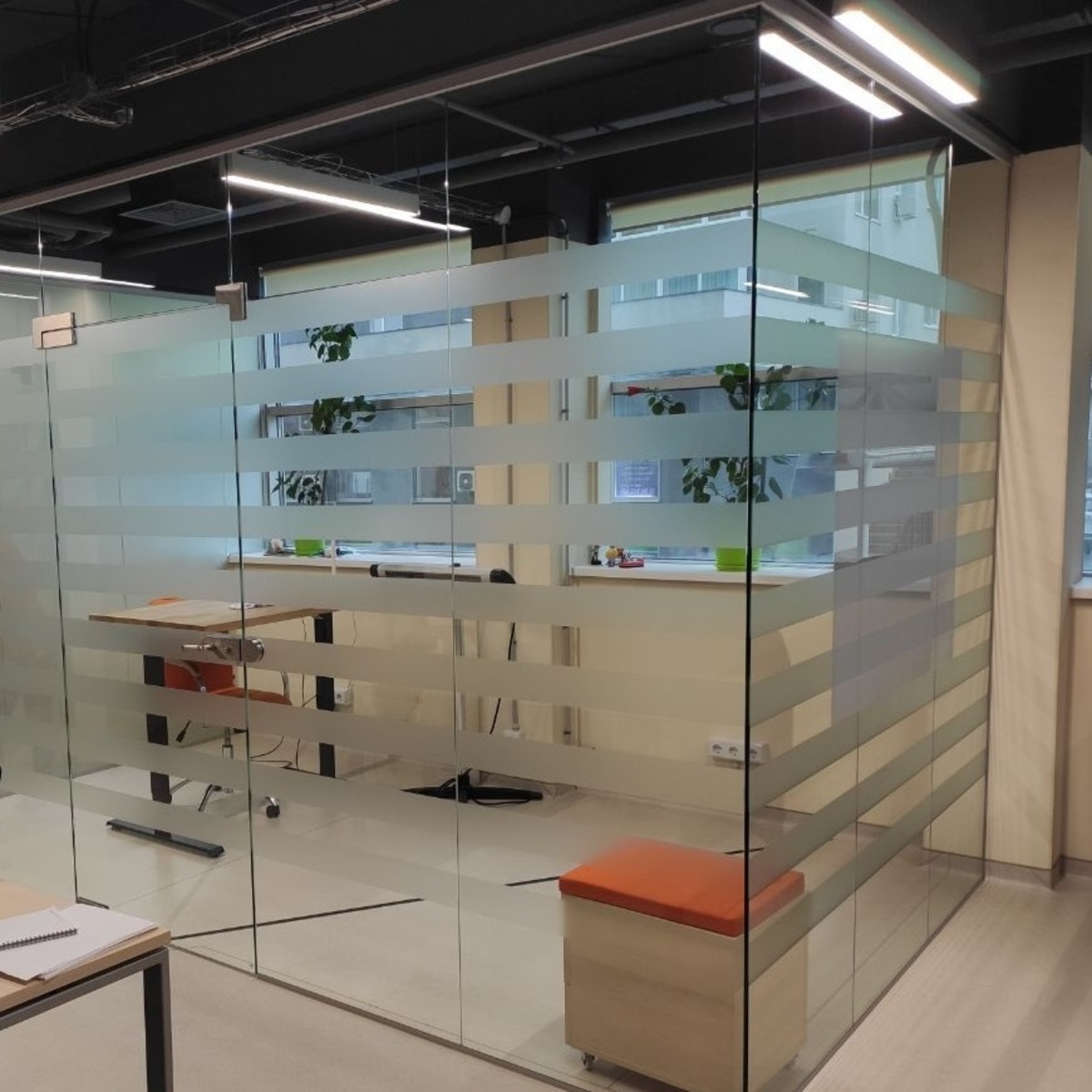 Перегородки стеклянные с матовыми полосками Sitges