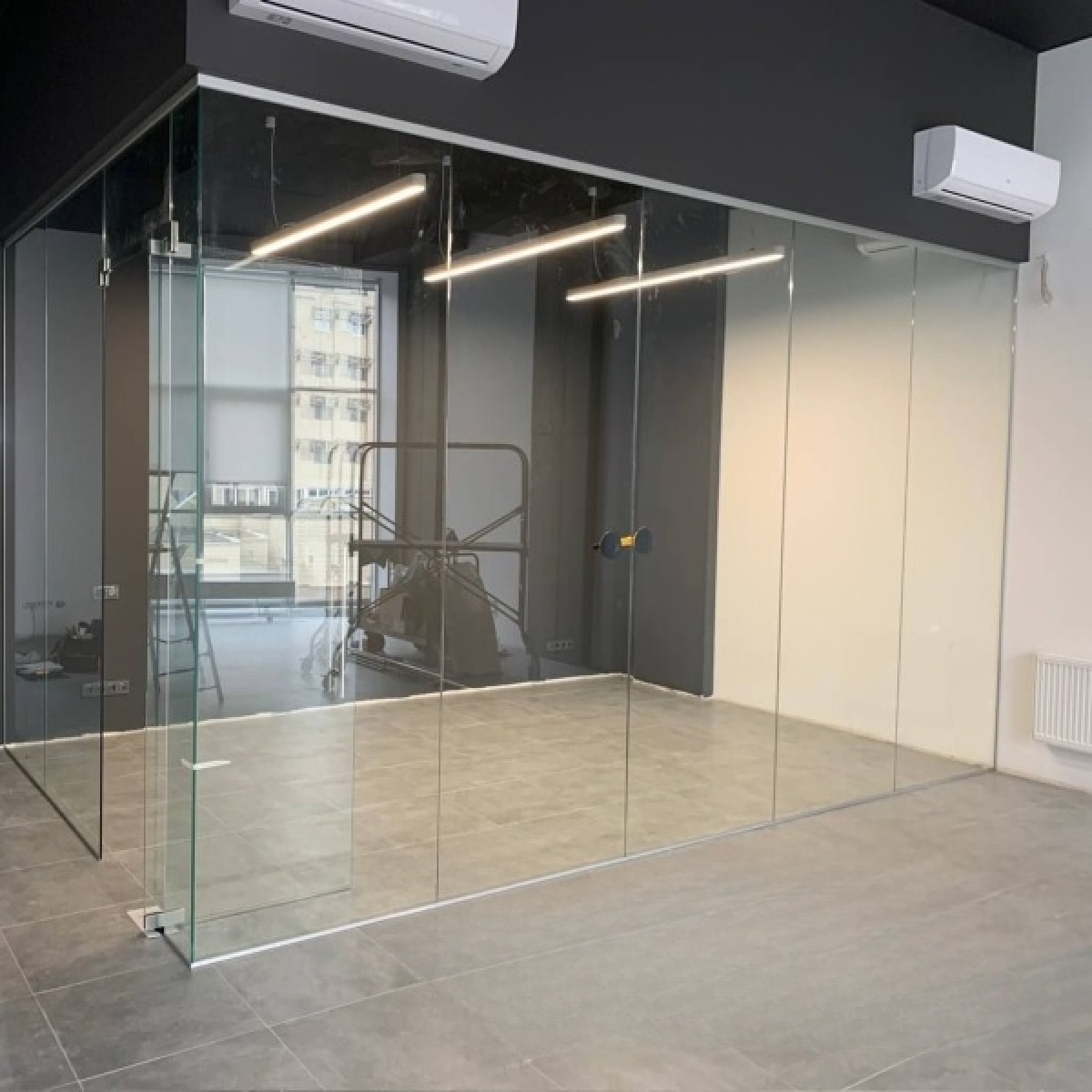 Стеклянные перегородки с фрамугой и дверями Barcelo