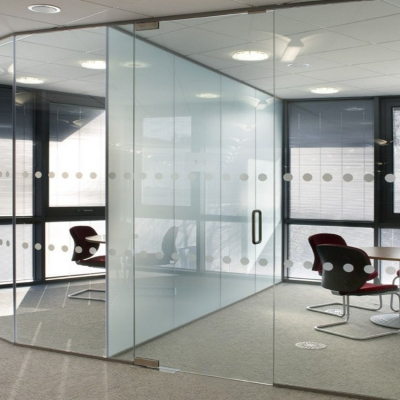 Скляні перегородки з маятниковими дверима Alicante